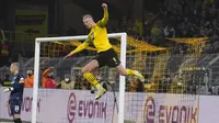 Penyerang Borussia Dortmund Erling Haaland merayakan gol keduanya yang dicetak ke gawang Greuther Fuerth pada laga pekan ke-16 Bundesliga di Signal Iduna Park, Kamis (16/12/2021) dini hari WIB. Borussia Dortmund mampu meraih kemenangan 3-0 atas Greuther Fuerth. (AP Photo/Martin Meissner)