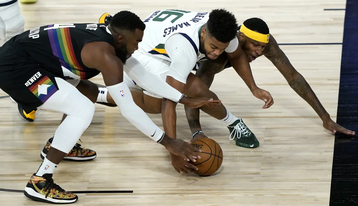 Pemain Utah Jazz, Juwan Morgan, berebut bola dengan pemain Denver Nuggets, Paul Millsap, pada ronde pertama playoff NBA musim 2020 di The Field House, Florida, Selasa (18/8/2020). Denver Nuggets menang 135-125 atas Utah Jazz. (AFP/Ashley Landis/Pool/Getty Images)