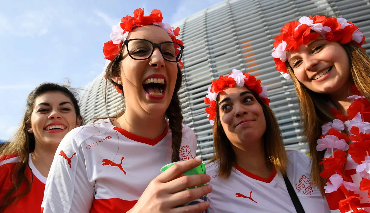 Fans asal  Swiss terlihat bersemangat mendukung timnya melawan Prancis pada grup A Euro 2016 di Stadion Pierre-Mauroy, Lille (20/6/2016) WIB. (AFP/Franck Fife)