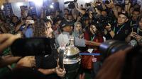 Legenda Barcelona, Carles Puyol, membawa trofi Liga Champions saat jumpa fans di Jakarta, Senin (11/3). Jumpa fans ini dalam rangka UEFA Champions League Trophy Tour di Indonesia. (Bola.com/Vitalis Yogi Trisna)