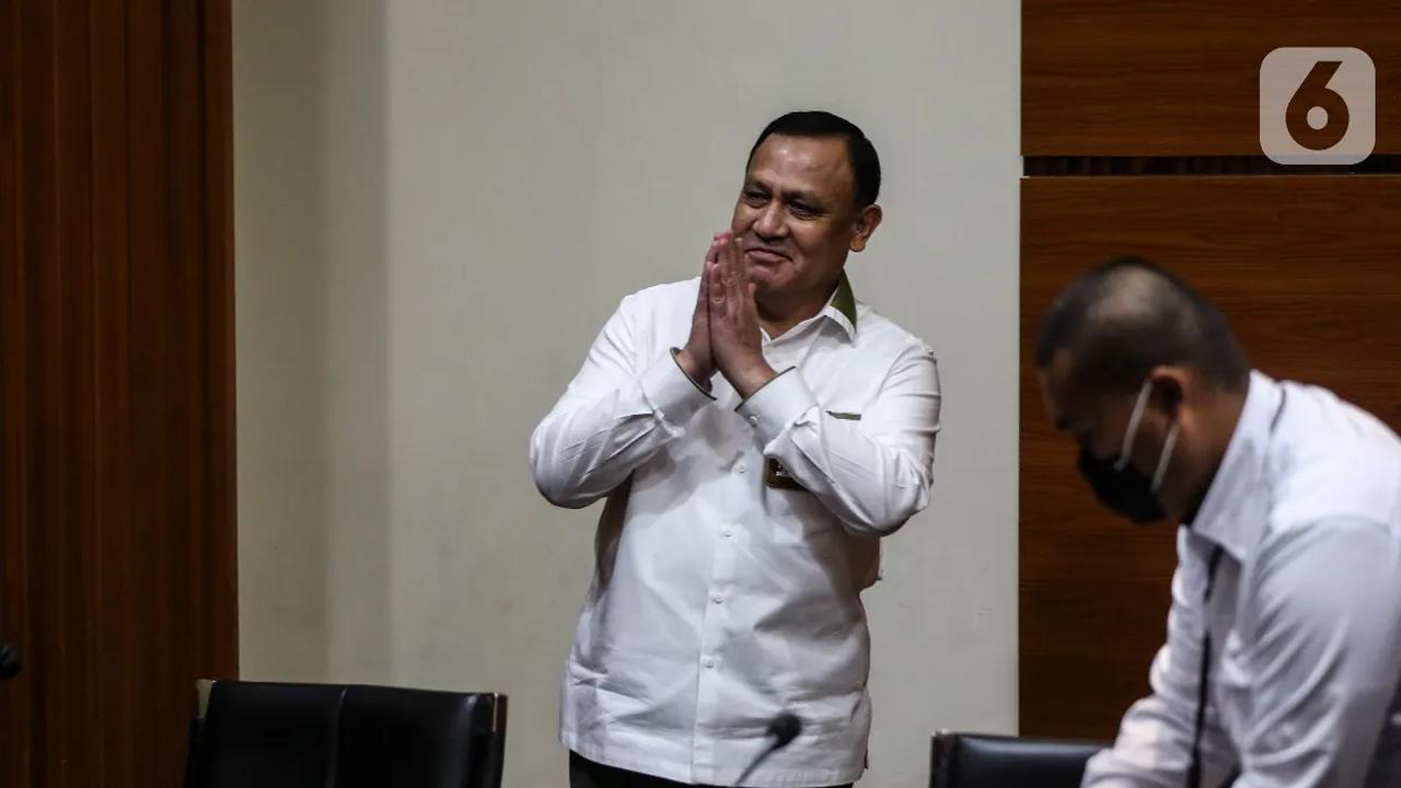 Firli menegaskan, ajudannya hanya satu orang. Firli mengklaim Irwan yang disebut sebagai kepanjangan tangannya bukan ajudannya.<br>