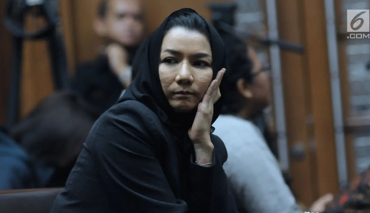 Bupati nonaktif Kutai Kartanegara, Rita Widyasari saat menyaksikan sidang lanjutan terdakwa suap pemberian izin lokasi perkebunan di Kutai Kartanegara, Hery Sutanto Gun di Pengadilan Tipikor, Jakarta, Selasa (27/3). (Liputan6.com/Helmi Fithriansyah)