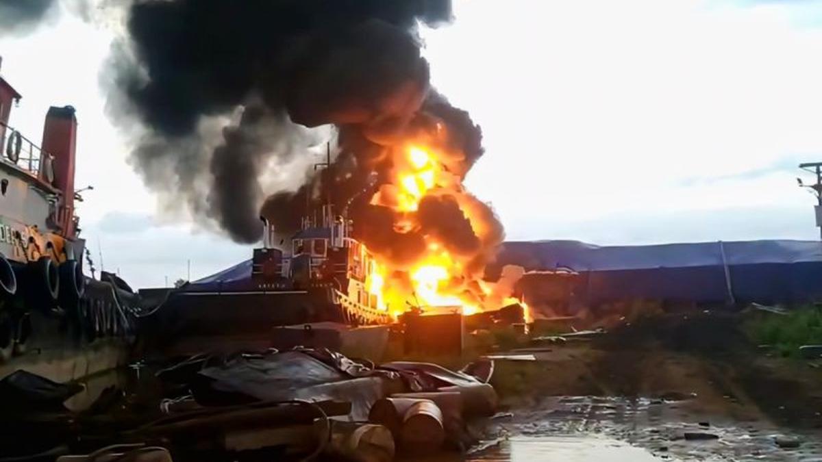 Kapal Tangki Minyak Terbakar di Sungai Kalteng, Asap Hitam Membubung Tinggi