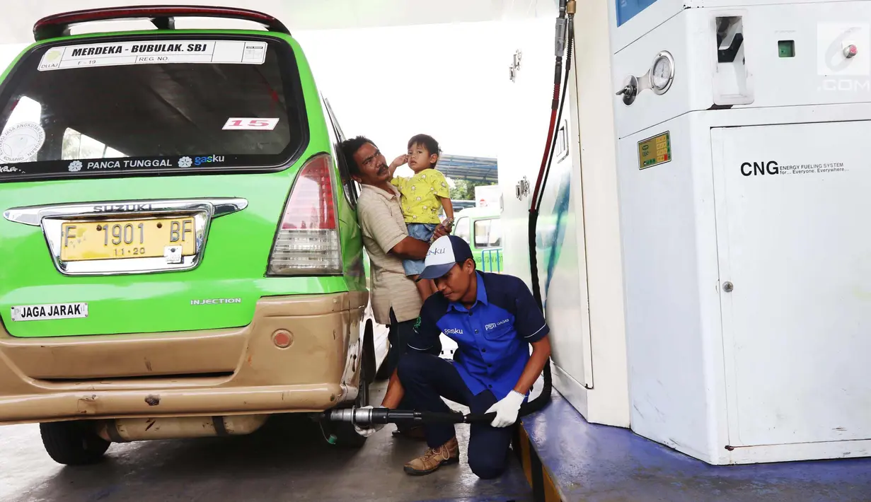 Petugas mengisi BBG angkutan kota (angkot) di SPBG PGN Jl. Moh. A. Salmun, Bogor, Jawa Barat (28/9). Saat ini sekitar 500 angkot di Bogor yang menggunakan BBG. Setiap bulan, angkot-angkot itu menyerap 150.000 meter kubik BBG. (Liputan6.com/Angga Yuniar)