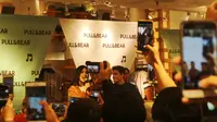 Marc Marquez menyapa penggemar di Pull and Bear Senayan City, Jakarta, Selasa (30/10/2018). (Bola.com/Wiwig Prayugi)