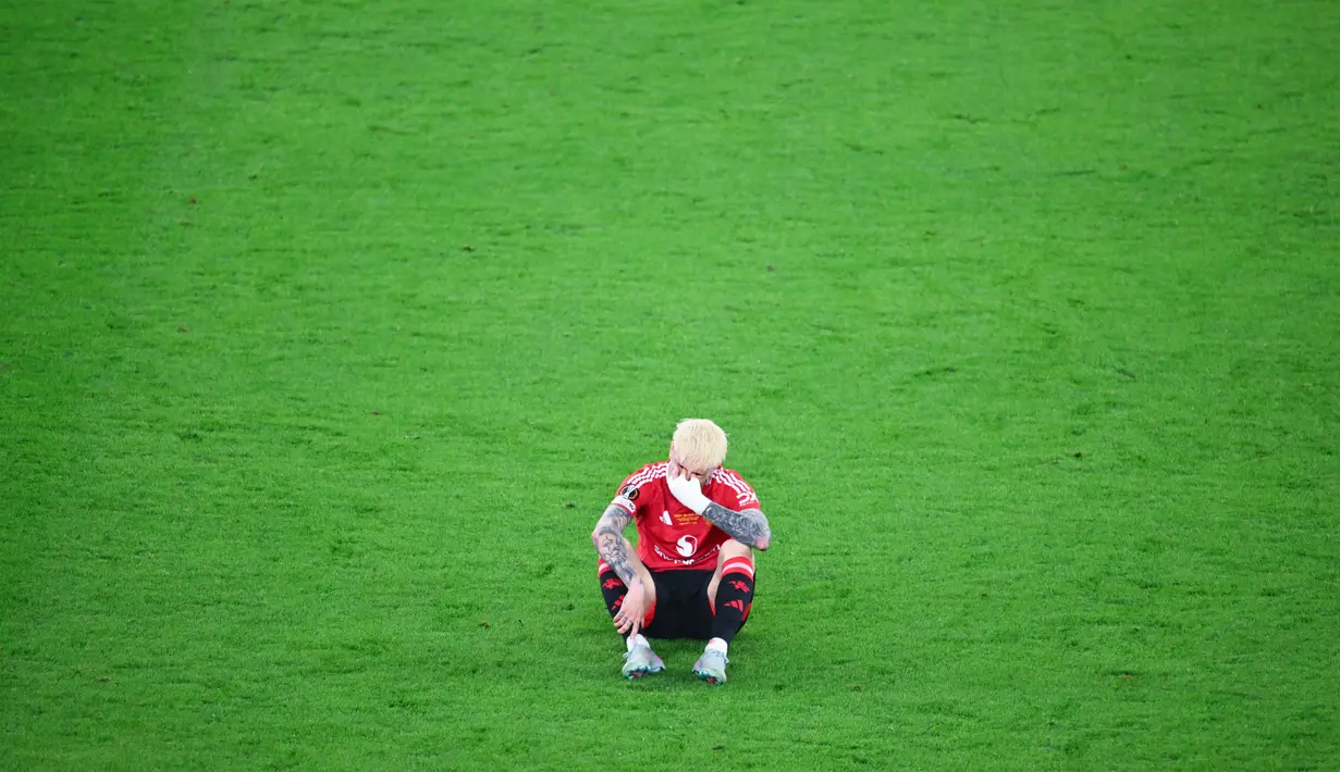 Pemain Manchester United, Alejandro Garnacho, begitu kecewa setelah ditaklukkan Tottenham Hotspur pada laga final Liga Europa di Stadion Mames, Bilbao, Spanyol, Kamis (22/5/2025). (AP Photo/Bernat Armangue)