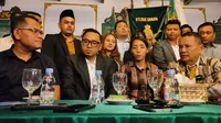 Kemunculan Rudiana di tengah konferensi pers Hotman Paris di Cirebon terkait kematian Eki dan Vina. Foto (Liputan6.com / Panji Prayitno)