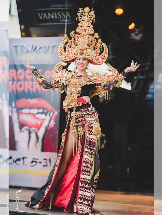 Selain membawa mahkota Miss Grand International 2016, Ariska Putri Pertiwi dari Indonesia memenangkan Best National Costume. Busana nasional yang dibawakan oleh Ika, panggilan Ariska, bertemakan Royal Sigokh. (facebook.com/MISSGRANDINTERNATIONAL)