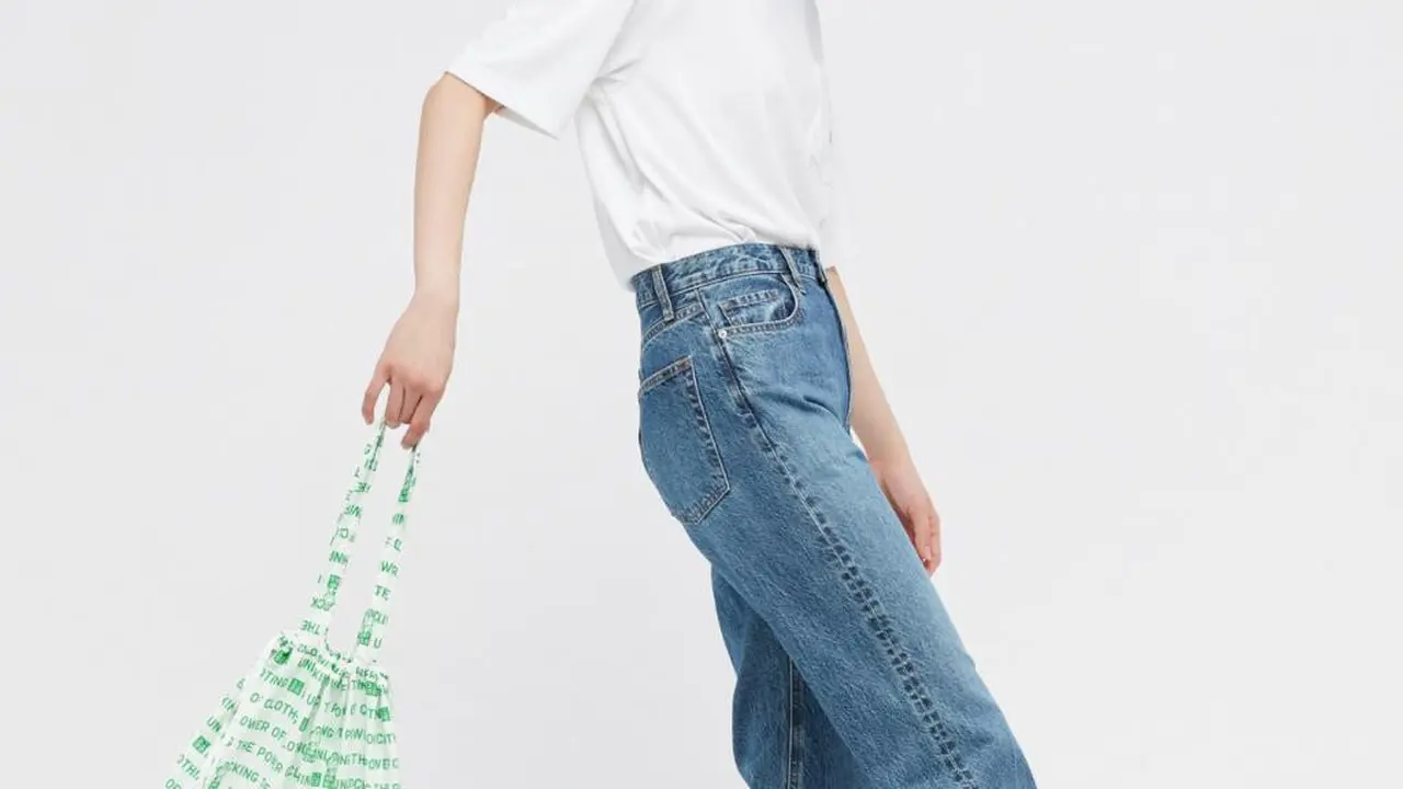 Tas saku menjadi bagian dari kampanye UNIQLO.