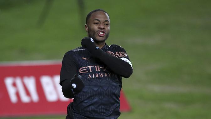 Gelandang Manchester City, Raheem Sterling berselebras usai mencetak gol ke gawang Swansea City pada laga perdelapan final Piala FA di di Liberty Stadium di Swansea, Wales, Kamis (11/2/2021). Kemenangan ini membuat City lolos ke perempat final Piala FA. (Nick Potts/PA via AP)