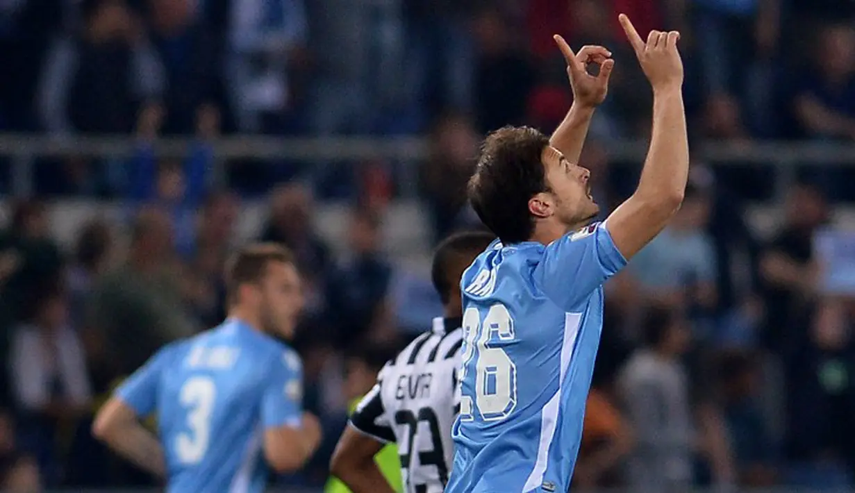 Bek Lazio, Stefan Radu (kanan) melakukan selebrasi usai mencetak gol ke gawang Juventus pada final Coppa Italia di Olimpico Roma, Italia, Rabu (20/5/2015). Juventus menang 2-1 atas Lazio. (AFP PHOTO /Alberto Pizzoli)