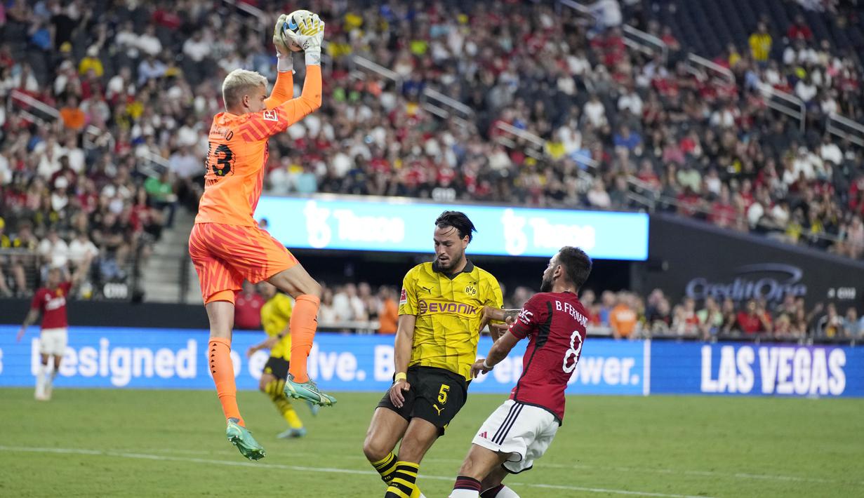 Kiper Borussia Dortmund, Alexander Meyer, menangkap bola saat melawan Manchester United dalam laga uji coba pramusim yang digelar di Allegiant Stadium, Las Vegas, Senin (31/7/2023). MU takluk 2-3 dari Dortmund. (AP Photo/John Locher)