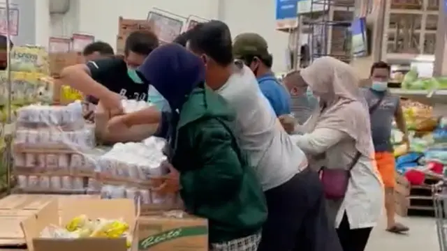 Berebut bear brand/Tangkapan layar video amatir yang diterima Liputan6.com (3/7/2021).