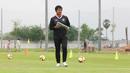 <p>Pelatih kepala Timnas Indonesia U-22, Indra Sjafri saat sesi latihan Timnas Indonesia U-22 di Visakha Training Center, Phnom Penh, Kamboja Selasa (2/5/2023) pagi waktu setempat jelang menghadapi Myanmar pada laga kedua Grup A SEA Games 2023. (Bola.com/Abdul Aziz)</p>