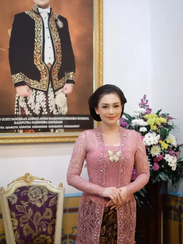Pesona Ayu khas Putri Kerajaan Celine Evangelista Kenakan Kebaya Jawa Saat Dapat Gelar Kehormatan Keraton Surakarta Hadiningrat