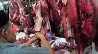 Daging sapi menjadi daging yang banyak dicari menjelang Idul Fitri, Pasar Senen, Jakarta, Rabu (25/6/2014) (Liputan6.com/Faizal Fanani)