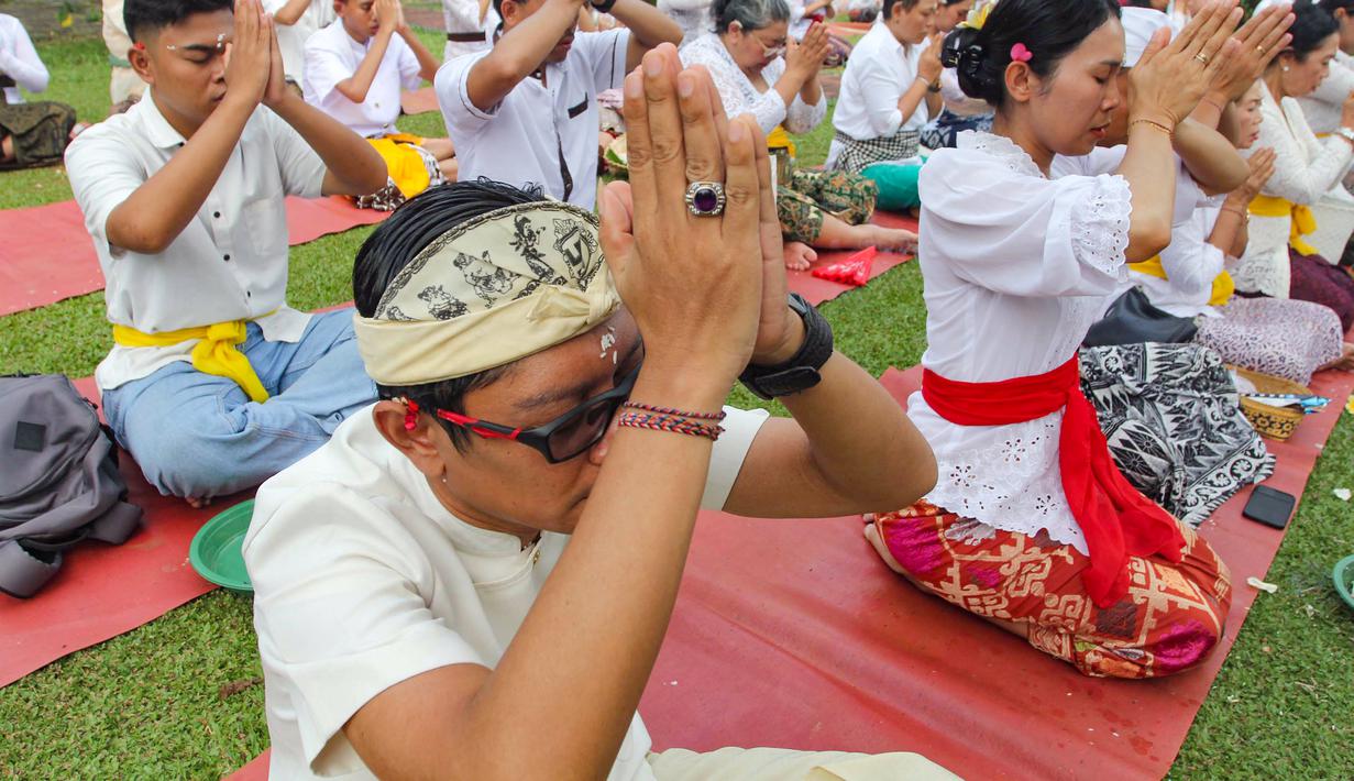 Perayaan ini mengingatkan manusia untuk menyatukan rohani demi mendapatkan pikiran yang jernih dan melenyapkan kekacauan pikiran. Tampak dalam foto, umat Hindu melakukan sesi persembahyangan Hari Raya Galungan di Pura Amerta Jati, Cinere, Jakarta Selatan, Rabu (19/11/2025). (merdeka.com/Arie Basuki)