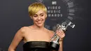 Aktris dan penyanyi Miley Cyrus   sempat dikecam banyak orang   karena penampilannya yang tak   sesuai dengan usia. (AFP PHOTO/Frederic J. Brown)
