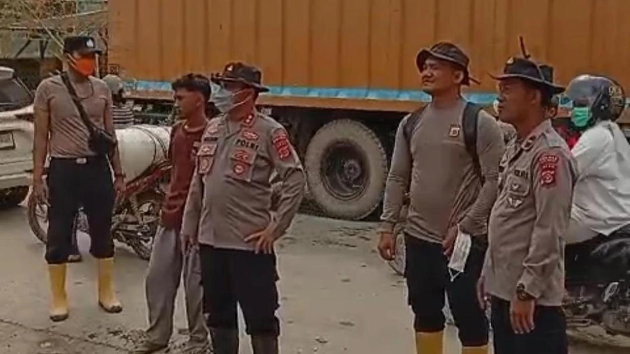 Kerahkan Dua Alat Berat, Polres Aceh Tamiang Evakuasi Truck Tangki Tersapu Banjir Bandang
