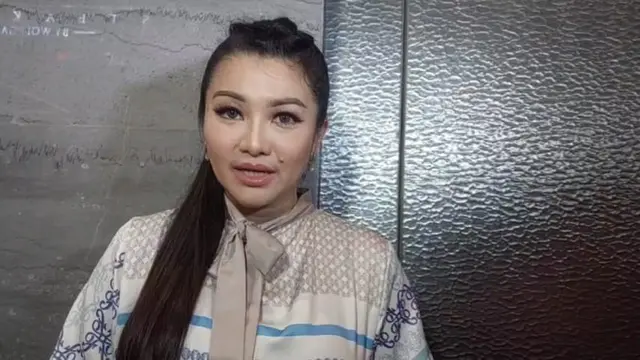 Fitri Carlina tak kuasa menahan rasa sedih karena rindu
