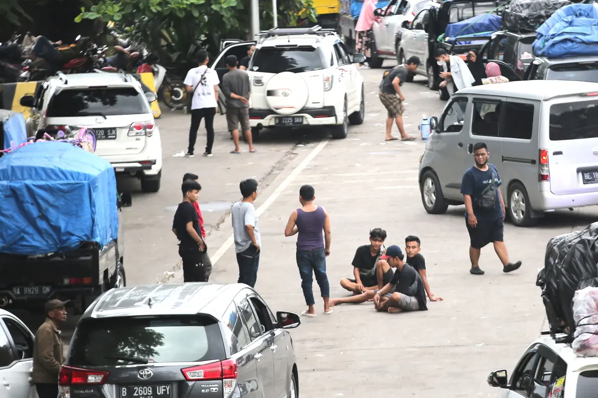 Terjebak kemacetan berjam jam pemudik beristirahat saat tiba di pelabuhan merak