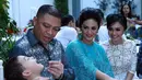 Krisdayanti dan Yuni Shara tertawa melihat perilaku Kellen Alexander. (Deki Prayoga/Bintang.com)