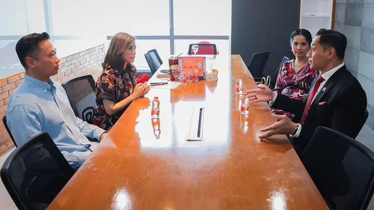 4 Potret Annisa Pohan Elegan Pakai Tas Rp 60 Juta saat Temani AHY Podcast Bareng Merry Riana