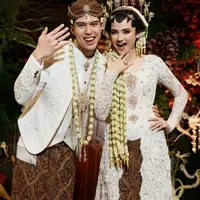 Di balik momen sakral tersebut, detail cincin pernikahan yang mereka kenakan justru menjadi sorotan baru, terutama karena keduanya kompak memilih perhiasan dari rumah mewah Cartier. [@syifahadju].