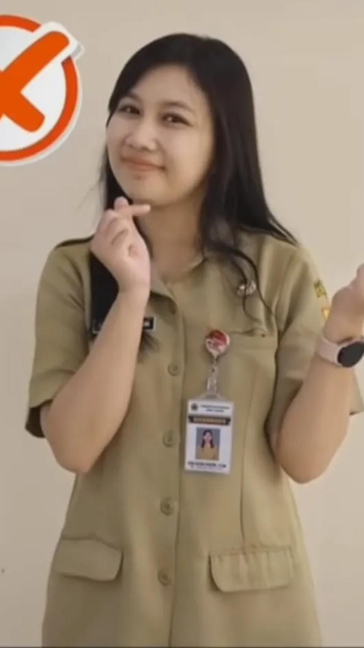 Pose finger heart