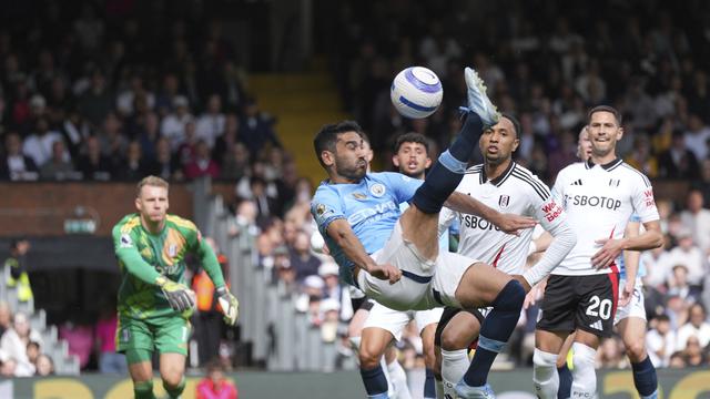Gelandang Manchester City, Ilkay Gundogan, menjebol gawang Fulham di Craven Cottage, Minggu (25/05/2025) (AP/Dave Shopland)