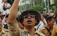 FOTO: Massa Geruduk DPR Tuntut RUU Desa Disahkan Demi Perpanjang Jabatan Kades 9 Tahun