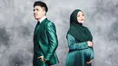 Tetap kompak dengan outfit bernuansa hijau yang senada, kali ini Aurel tampil mengenakan long satin dress dengan hijab polos yang dipakai dengan secara basic. Sedangkan Atta mengenakan setelan tuksedo, yang sama-sama dari bahan satin dan berwarna hijau. Foto: Instagram.