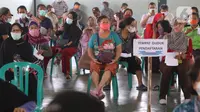 Ratusan lansia dan tenaga pendidik melakukan vaksinasi Covid-19 di Gor Total Persada, Kota Tangerang, Selasa (8/6/2021). Vaksinasi tersebut untuk melindungi mereka dari Covid-19 yang tengah mewabah. (Liputan6.com/Angga Yuniar)