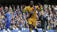 Striker Crystal Palace, Christian Benteke, merayakan gol yang dicetaknya ke gawang Chelsea pada laga Premier League di Stadion Stamford Bridge, Inggris, Sabtu (1/4/2017). Chelsea kalah 1-2 dari Crystal Palace. (AFP/Ian Kington)