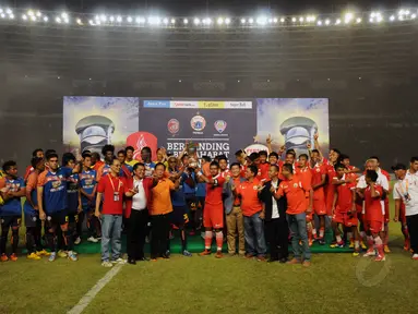 Persija Jakarta, Arema Cronus dan Sriwijaya FC menjadi juara bersama di Trofeo Persija yang digelar di Stadion GBK Jakarta, (11/1/2015). (Liputan6.com/Helmi Fithriansyah)