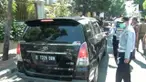 Petugas gabungan Dishub dan Satpol PP kembali melakukan operasi sterilisasi trotoar di wilayah Jakarta Barat