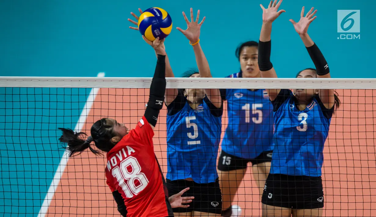 Pemain Voli Indonesia, Novia saat melawan Thailand dalam babak penyisihan grup A voli putri Asian Games 2018 di lapangan Tennis Indoor Senayan, Jakarta, Senin (27/8). Indonesia kalah 1-3 dari Thailand. (Bola.com/Vitalis Yogi Trisna)