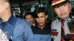 Korban kasus dugaan penganiayaan yang dilakukan Novel Baswedan, Erwansyah Siregar dijaga ketat petugas usai mendatangi KPK, Jakarta, Jumat (12/2). (Liputan6.com/Helmi Afandi)