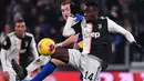 Gelandang Juventus, Blaise Matuidi (kanan) berebut bola  dengan pemain Parma, Dejan Kulusevski pada lanjutan pertandingan Liga Serie A Italia melawan Parma di Stadion Allianz, Minggu (19/1/2020). Menghadapi Parma, Juventus menang 2-1 berkat dua gol Cristiano Ronaldo. (Marco Bertorello / AFP)