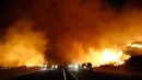 Kebakaran melanda sekitar 1.200 hektar lahan di wilayah barat laut Los Angeles, California, AS, Sabtu (26/12/2015). Angin kencang hingga 80 km per jam dan vegetasi kering menyebabkannya api meluas dengan cepat. (REUTERS / Gene Blevins)