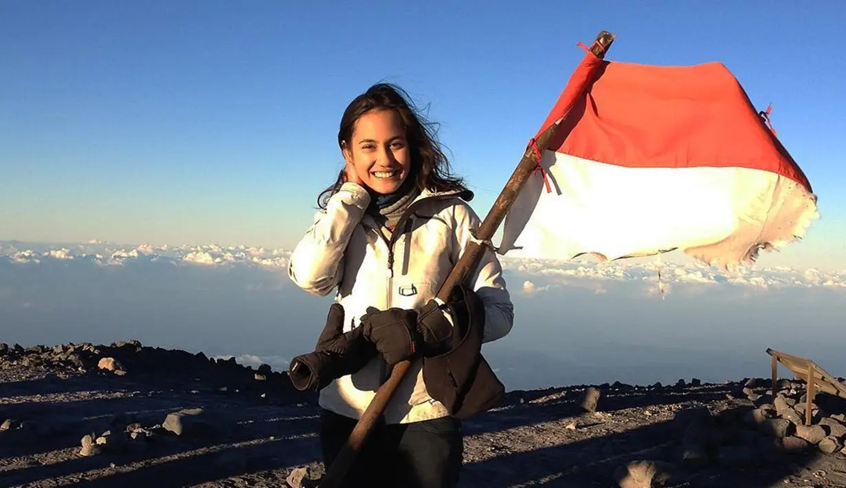Salah satu momen yang tak bisa dilupakan Pevita adalah mendaki Gunung Semeru, Jawa Timur. Kala itu pemilik nama lengkap Pevita Cleo Eileen Pearce ini melakukan pendakian untuk film 5 CM. Tak hanya sekedar syuting, ia tampak begitu menikmati keindahan puncak tertinggi di Jawa tersebut.(Liputan6.com/IG/@pevpearce)