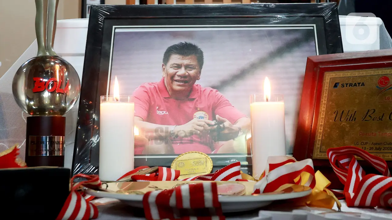 Suasana rumah duka Benny Dollo