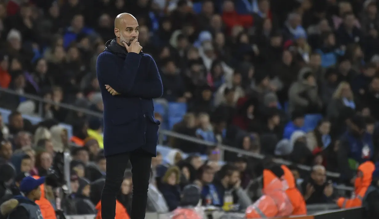 <p>Pelatih Manchester City, Pep Guardiola menyaksikan pemainnya bertanding melawan Sevilla pada pertandingan lanjutan Grup G Liga Champions di stadion Etihad di Manchester, Inggris, Kamis (3/11/2022). Man City menang atas Sevilla dengan skor 3-1. (AP Photo/Rui Vieira)</p>