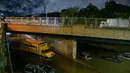 Sejumlah mobil terjebak banjir yang merendam jalanan di Brooklyn, New York, Amerika Serikat, Kamis (2/9/2021). Banjir bandang terjadi di sejumlah titik di pusat kota New York setelah hujan lebat yang dipicu Badai Ida mengguyur kota tersebut. (AFP/Ed Jones)