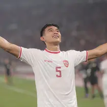 Pemain Timnas Indonesia, Rizky Ridho melakukan selebrasi setelah mencetak gol kedua ke gawang Filipina pada laga terakhir Grup F putaran kedua kualifikasi Piala Dunia 2026 Zona Asia di Stadion Utama Gelora Bung Karno (SUGBK) Senayan, Jakarta, Selasa (11/6/2024). (Bola.com/M Iqbal Ichsan)