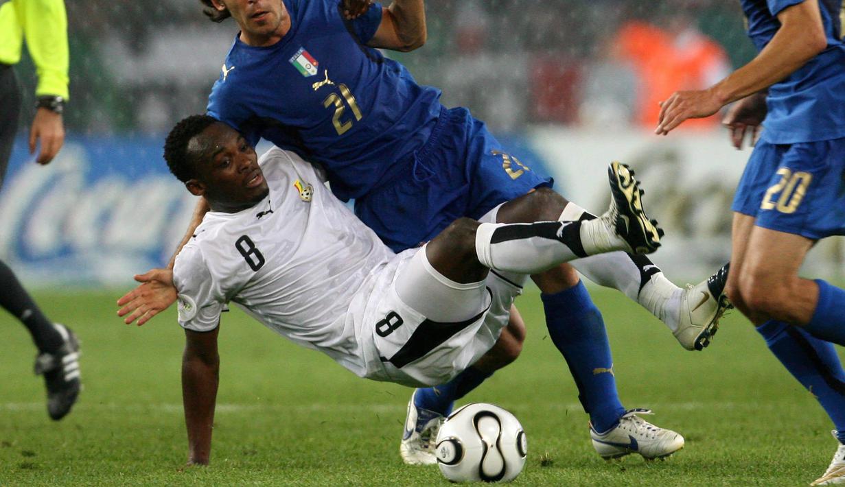 Gelandang Ghana, Michael Essien, merebut bola dari pemain Italia, Andrea Pirlo, pada laga Piala Dunia 2006. Memiliki kekuatan fisik di atas rata-rata membuat pria kelahiran Accra, Ghana ini  mendapatkan julukan, “The Bison”. (EPA/Kay Nietfeld)