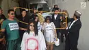 Sejumlah karyawan Star Hotel Semarang mengadakan teatrikal 'merantai setan' di parkiran bawah hotel, Selasa (15/5). Aksi menyambut bulan Ramadan tersebut memiliki filosofi setan yang “dikerangkeng” dan dijauhkan dari para hamba-Nya. (Liputan6.com/Gholib)