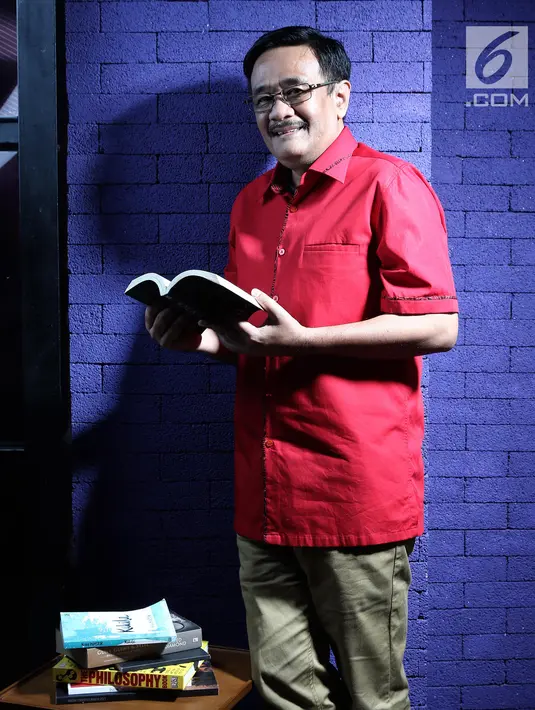 Pembina Bara Baja Djarot Saiful Hidayat berpose saat pemotretan di kantor KLY, Jakarta, Rabu (19/9). Saat ini Djarot menjadi pembina relawan Bara Baja untuk memberi dukungan bakal calon presiden Joko Widodo dan Ma'ruf Amin. (Liputan6.com/Herman Zakharia)