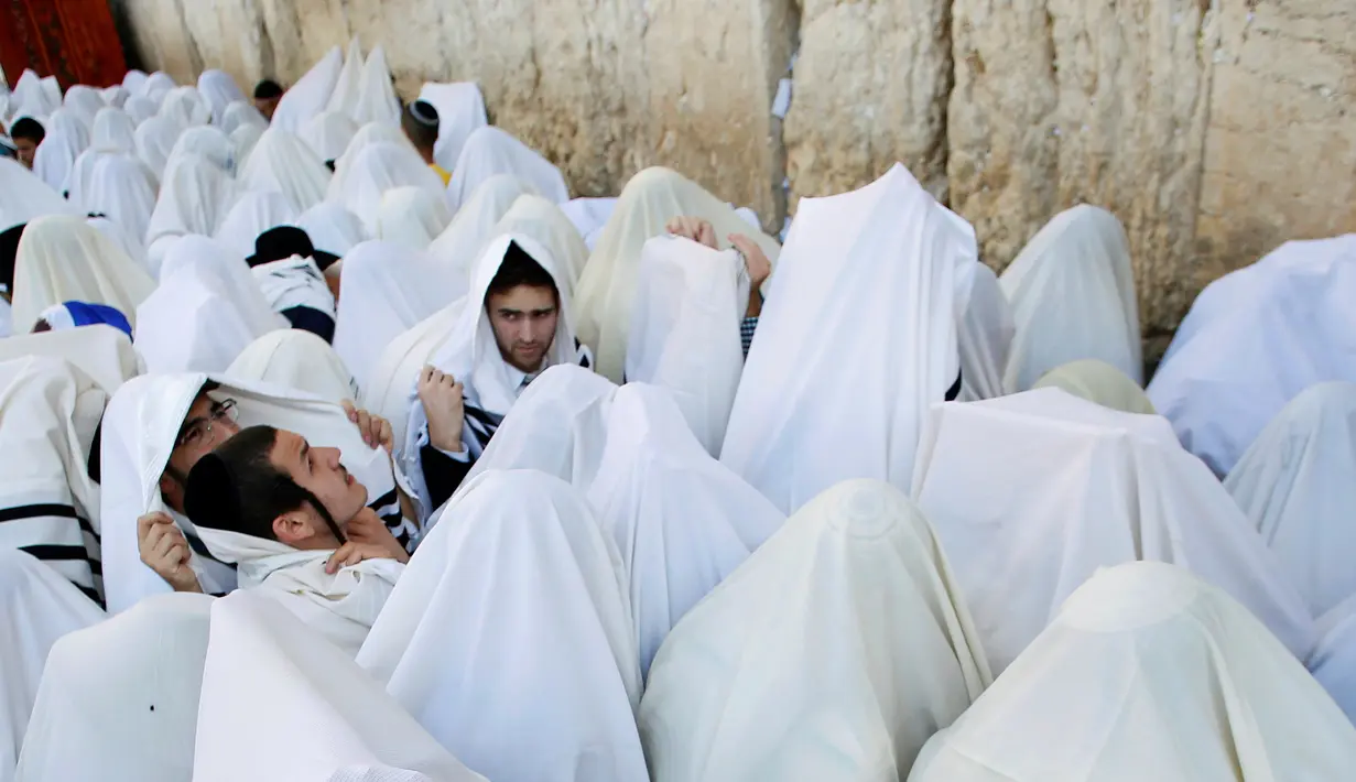 Sejumlah umat Yahudi mengikuti doa massal di Tembok Ratapan di Kota Tua Yerusalem, (19/10). Doa massal dilakukan untuk merayakan hari libur Sukkot salah satu dari 3 hari raya peziarahan bagi orang Yahudi, selain Shavuot dan Pesakh. (REUTERS/Baz Ratner)