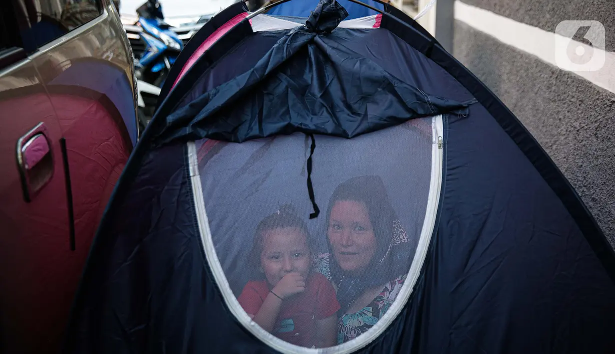 Pengungsi Afghanistan terlihat berada di dalam tenda di trotoar Kawasan Kebon Sirih, Jakarta, Kamis (26/8/2021). Sebanyak 20 pengungsi asal Afghanistan kembali menempati trotoar dengan harapan bisa diterbangkan ke negara lain dan mendapatkan kehidupan yang lebih layak. (Liputan6.com/Faizal Fanani)